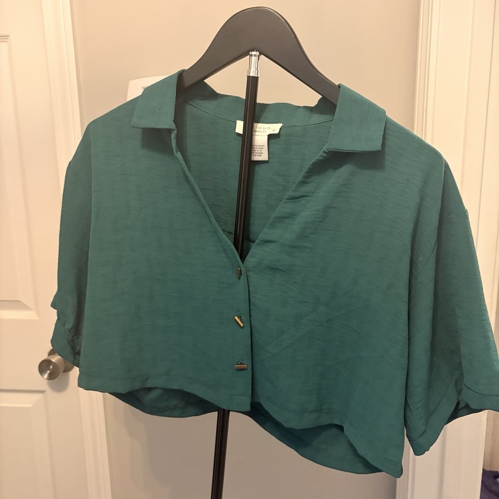 Kirious Los Angeles Cropped Blouse Green Gold Toggle Bar Button Short Sleeve Sm